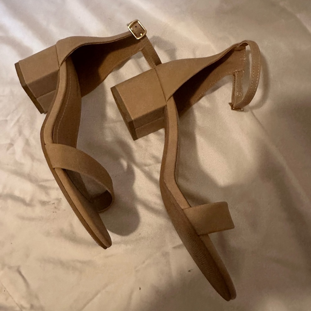 City classified, size 8 tan. Worn 1 time